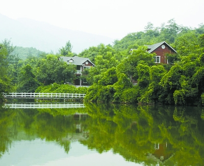 南湖山庄的居住体验如何？它的社区设施是否完善？
