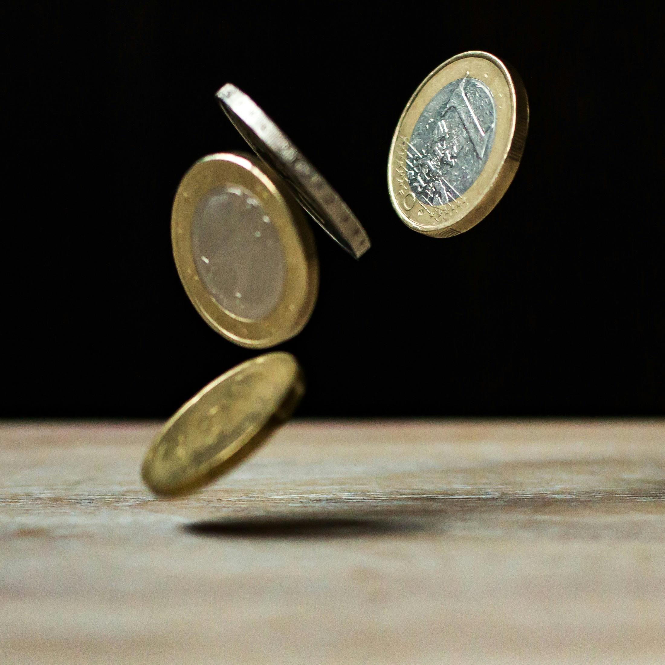 如何分析黄金市场的价格波动？这种价格波动如何反映市场供给？