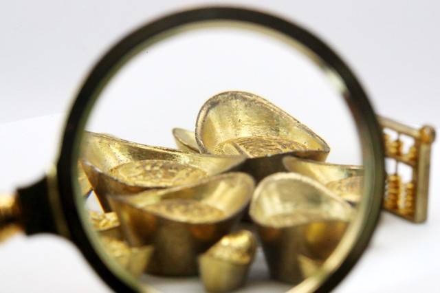 如何比较白金和黄金的价值特点？这两种金属的价值差异在市场中有哪些表现？