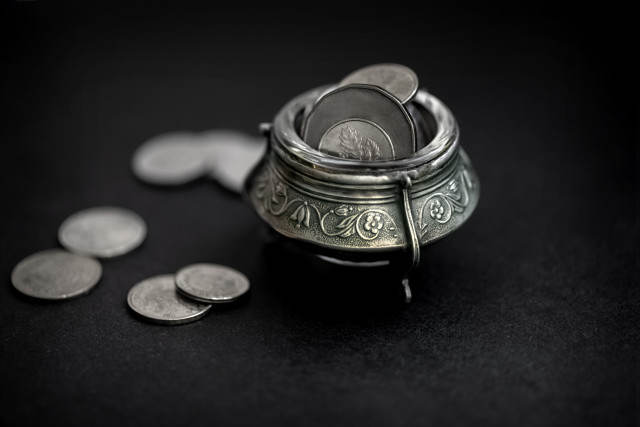 如何看待黄金白银的市场代码？这些代码对投资决策有何启示？